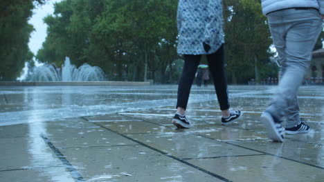 Gente-Caminando-Bajo-La-Lluvia-Cascada-Place-De-La-Comédie-Montpellier-Francia-Mojado